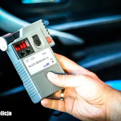 Który pomiar alkomatem jest wiążący? Prawa kierowcy i błędy Policji