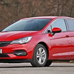Opel Astra K: Pojemność baku (48L), zasięg i sekrety wskaźnika