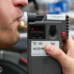 Policja z alkomatem w domu? Poznaj prawa i uniknij kłopotów!