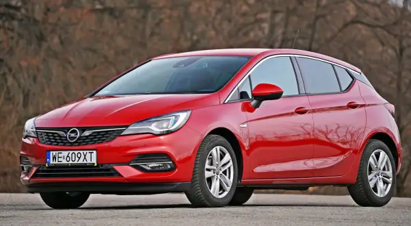 Opel Astra K: Pojemność baku (48L), zasięg i sekrety wskaźnika