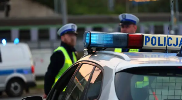 Policjanci w akcji. Czy pracownik ochrony może badać alkomatem? To pytanie często zadawane przez kierowców.