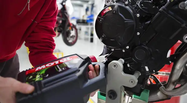 Wymiana oleju w motocyklu 125: co ile km i jak często? Poradnik