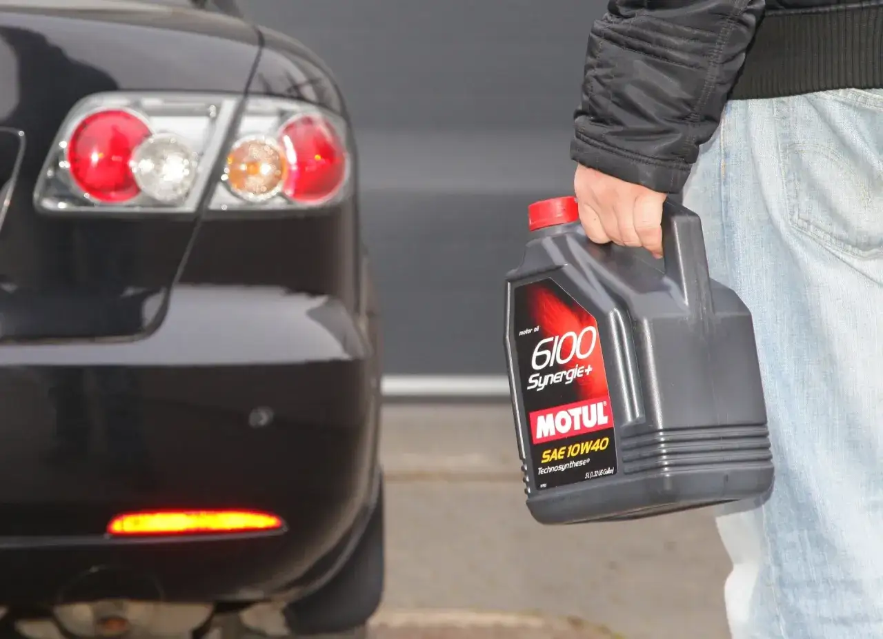 Olej Motul 6100 Synergie+ SAE 10W40 czeka na samochód.