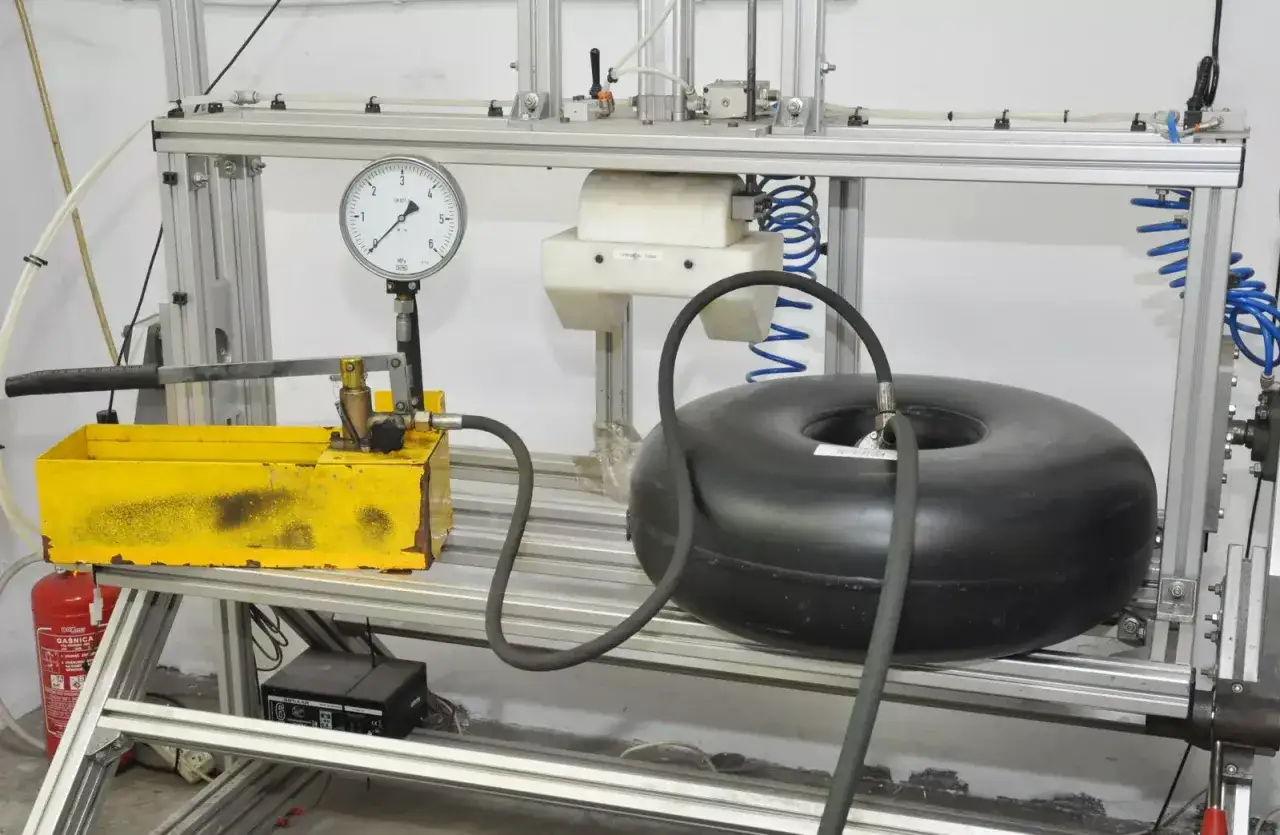 Test ciśnieniowy butli LPG. Urządzenie do homologacji butli gazowych, gdzie sprawdzana jest szczelność i wytrzymałość.